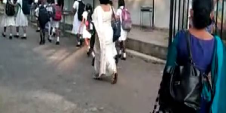 பாடசாலைக்கு சேலைக்கு பதிலாக வேறு ஆடை அணிந்து சென்ற ஆசிரியருக்கு நேர்ந்த கதி!