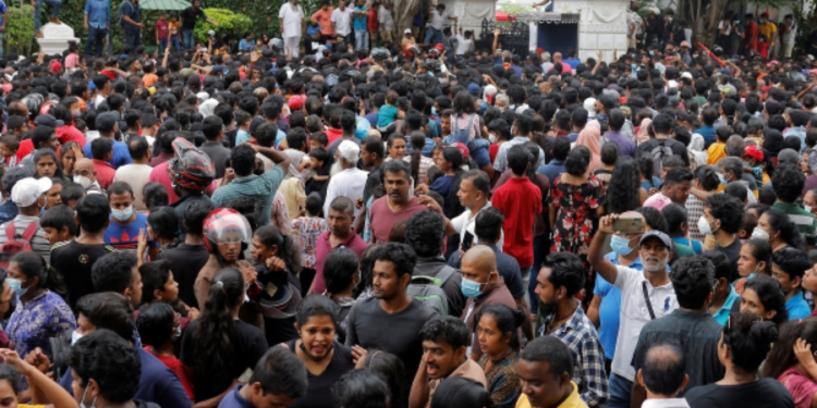 இலங்கையை விட்டு வெளியேற விரும்பும் மக்கள்