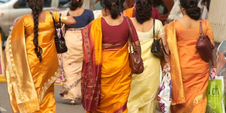 பேசு பொருளாக மாறிய ஆசிரியர்களின் ஆடை