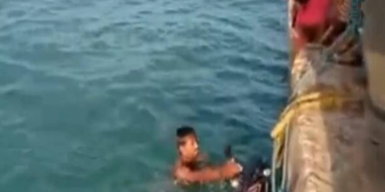 யாழில் மோட்டார் சைக்கிளுடன் டிக்டாக் எடுக்க முயன்று கடலில் வீழ்ந்த இளைஞன்