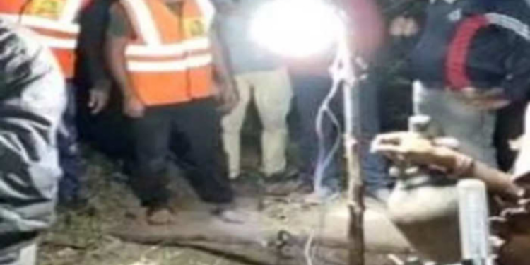 ஆழ்துளைக் கிணற்றில் சிக்கி உயிருக்கு போராடும் குழந்தை!