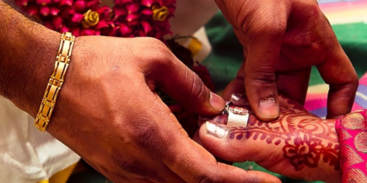 பெண்களின் கால்களின் மெட்டி அணிவதன் ரகசியம் என்ன தெரியுமா?