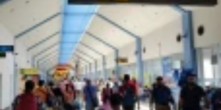 இலங்கையை விட்டு வெளியேறுபவர்களின் எண்ணிக்கை  பாரிய அளவில் அதிகரிப்பு!