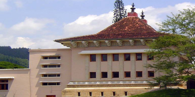 பேராதனை பல்கலைக்கழகத்தின் முன்னாள் உபவேந்தர் மாணவர் குழுவினால் தாக்கப்பட்டார்!