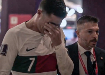 கண்ணீர் விட்டு அழுத நட்சத்திர கால்பந்தாட்ட வீரர்!