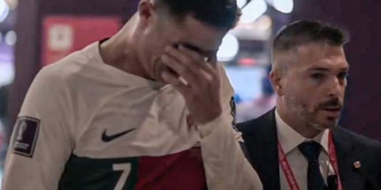 கண்ணீர் விட்டு அழுத  நட்சத்திர கால்பந்தாட்ட வீரர்!