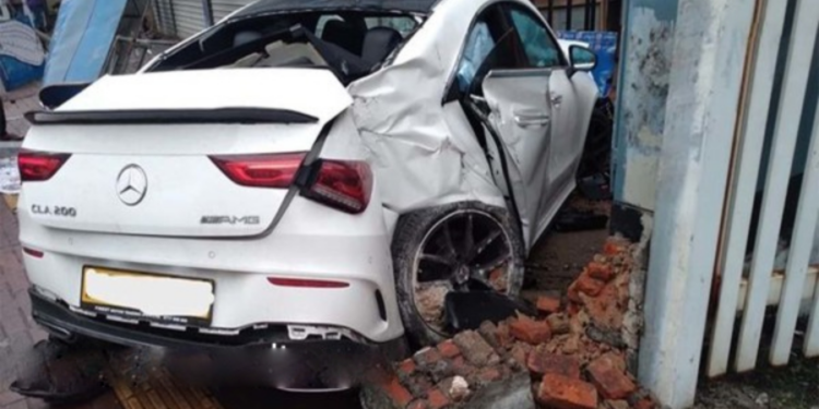 கொழும்பில் கடை ஒன்றினுள் நுழைந்த காரால்  பரபரப்பு!