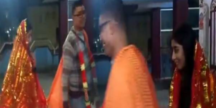 42 வயது மாஸ்டரை மணம் முடித்த 18 வயது மாணவி