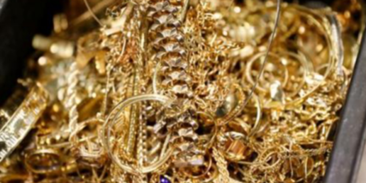 மகன் கொள்ளையடித்த நகையை அடகுவைத்த தாய் கைது!