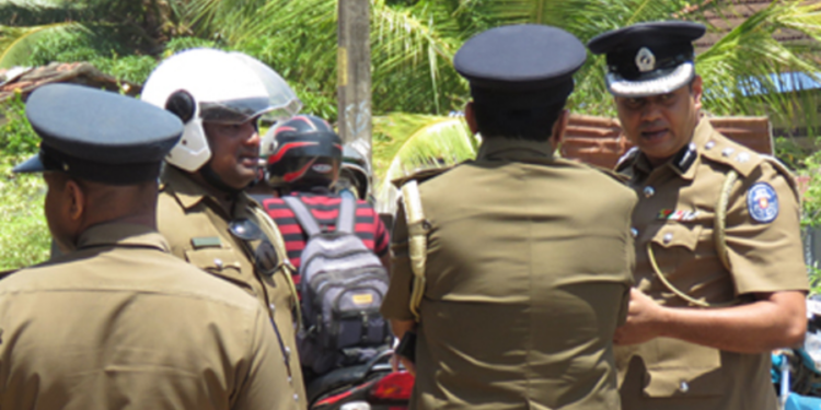 பொலிஸ் போன்று கொள்ளையில் ஈடுபடும் நபர்கள்!