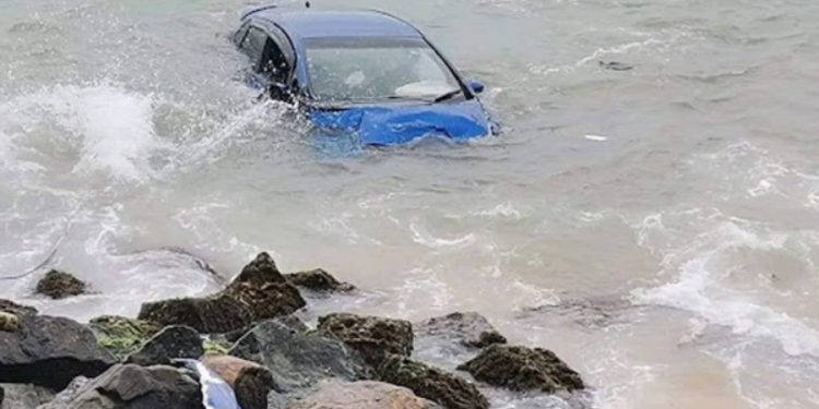 கடலினுள் பாய்ந்த கார்!