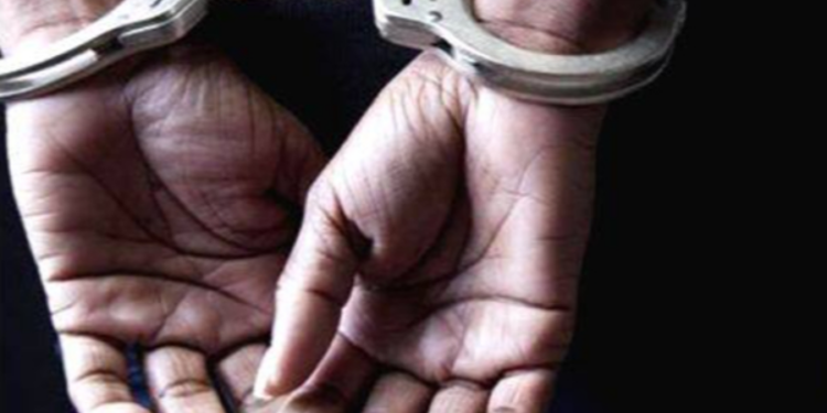 வீடுகளில் தகாத தொழிலில் ஈடுபட்டு வந்த  8 பேர் கைது!