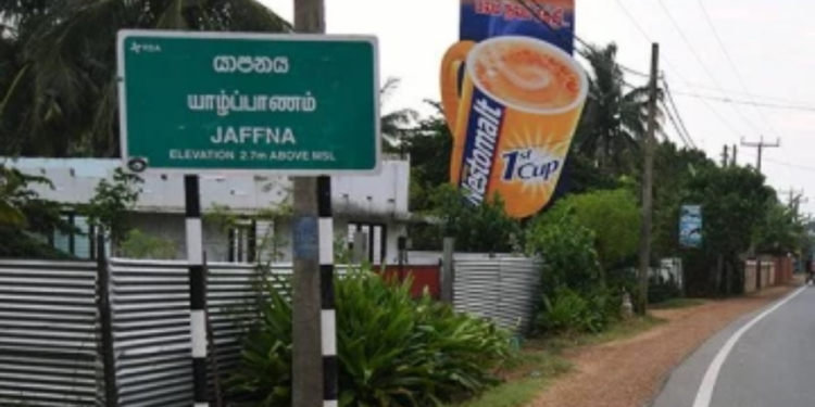 யாழில் மக்கள் நடமாடும் இடங்களில் மலக்களிவுகளை கொட்டும் பிரதேசசபை!