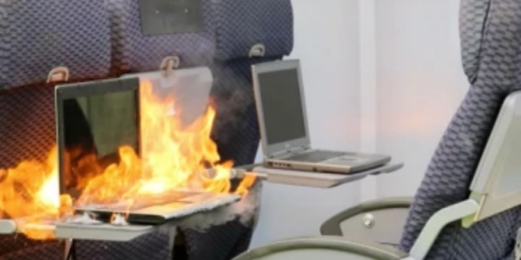 விமானத்தில் தீ பிடித்த பயணியின் மடிக்கணினி