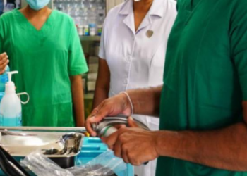 யாழில் கிளினிக்கில் வைத்தியருடன் இருந்த தாதியை மோசமாக தாக்கிய வைத்தியரின் மனைவி!