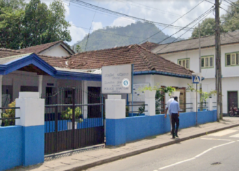 பாடசாலை விடுமுறை நாளில் பாடசாலைக்கு பின்னால் மது அருந்திய மானவர்கள்