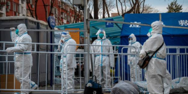 சீனாவில் கொரோனாவால் பலியானவர்களின் உடல்கள் பிளாஸ்டிக் பைகளில் குவித்து வைக்கப்பட்டுள்ளது!