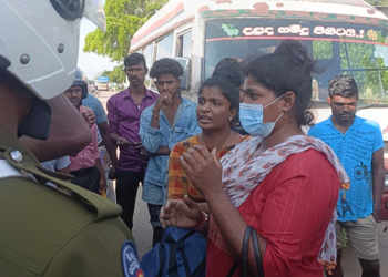 பேருந்தில் கைவரிசை காட்டிய மூன்று பெண்கள் பொது மக்களால் நையப்புடைப்பு!