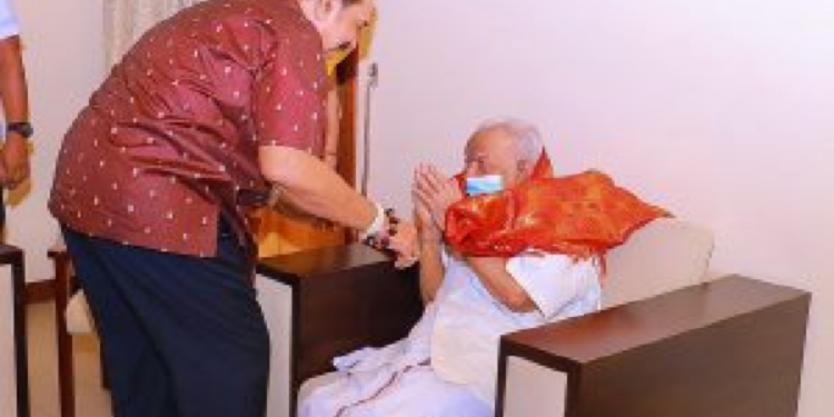 தமிழ் தேசியக் கூட்டமைப்பின் தலைவர் இரா.சம்பந்தனை நேற்று முன்னாள் ஜனாதிபதி மஹிந்த ராஜபக்ச சந்தித்துக் கொண்டார்!