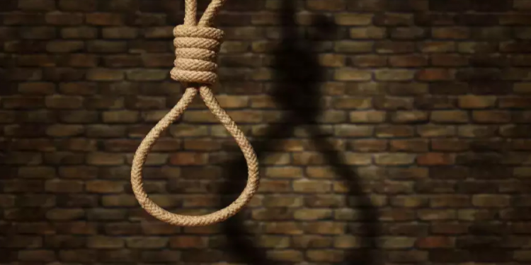 தூக்கில் தொங்கிய நிலையில் ஆண் ஒருவரின் சடலம் மீட்பு!