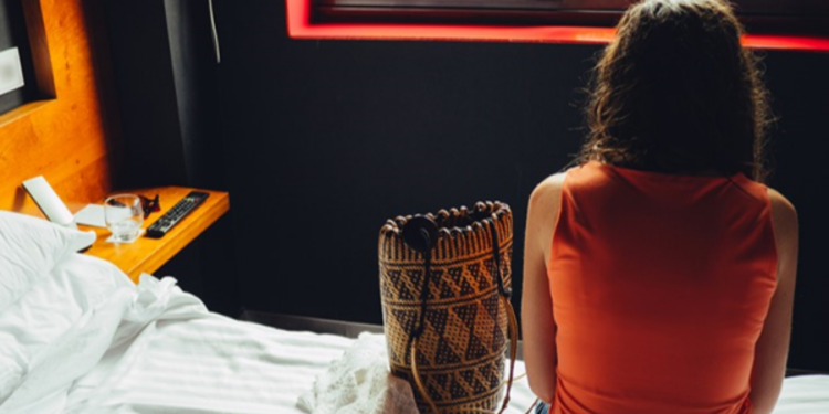 இலங்கையில்  ஹோட்டல் என்ற போர்வையில் விற்பனை செய்யப்படும் பெண்கள்