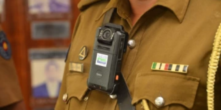 யாழில் வாளை கழுத்தில் வைத்து கொள்ளை!