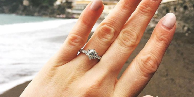 யாழில் விரலை வெட்டி கொள்ளை!