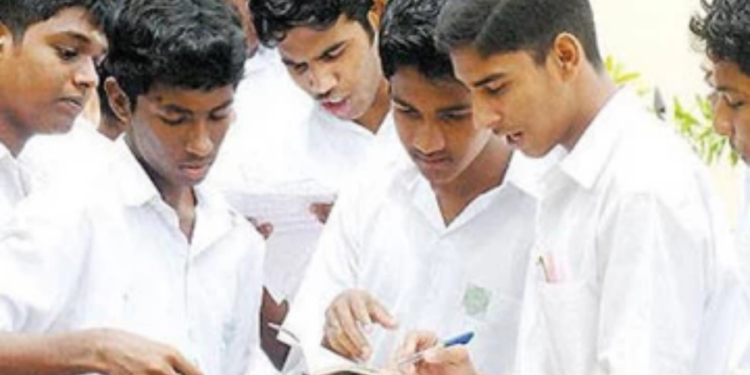 பாடசாலை மாணவர்களை மூர்க்கத்தனமாக தாக்கிய நபர்கள்