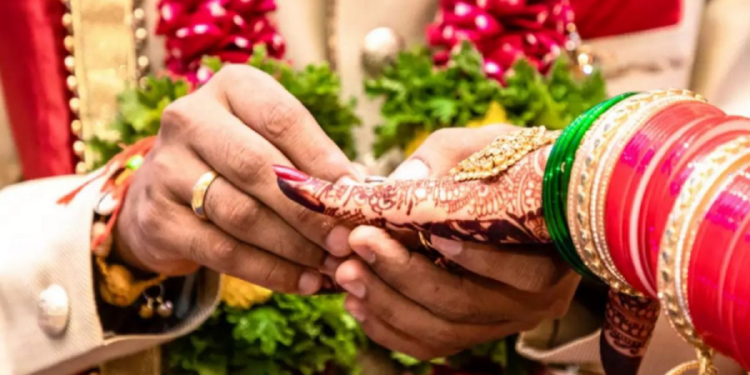 இறந்த காதல் ஜோடிக்கும் திருமணம் செய்து வைத்த உறவினர்கள்!