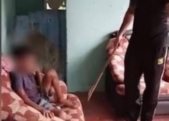 முல்லைத்தீவில் மாணவனை கடுமையாக தாக்கும் ஆசிரியர்