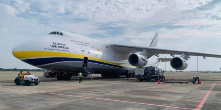 உலகின் மிகப் பெரிய விமானம் இலங்கையில் தரையிறக்கப்பட்டது