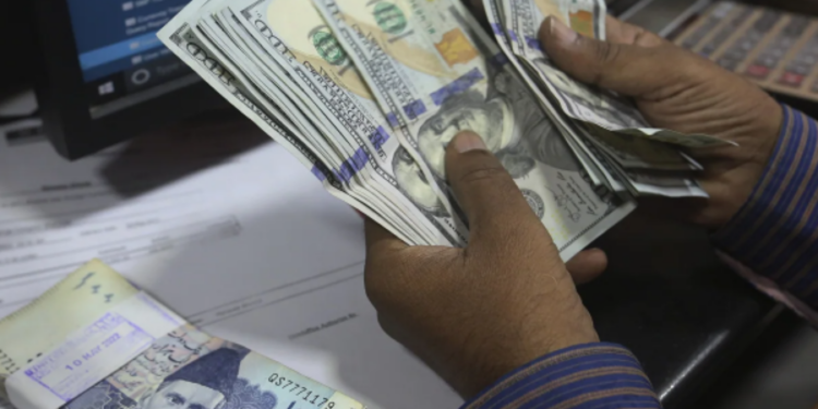 பாரிய வீழ்ச்சியை சந்திக்கும் பாகிஸ்தான் ரூபாய்!