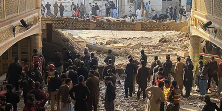 பாகிஸ்தானின் பள்ளிவாசல் ஒன்றில் இடம்பெற்ற குண்டு தாக்குதலில் 25 பேர் உயிரிழப்பு!