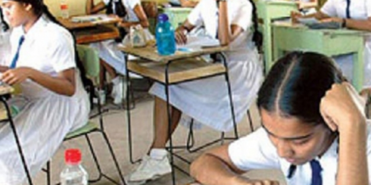 உயர்தர பரீட்சை மண்டபத்தில் மாணவியை அநாகரீகமாக பேசிய கண்காணிப்பாளர்