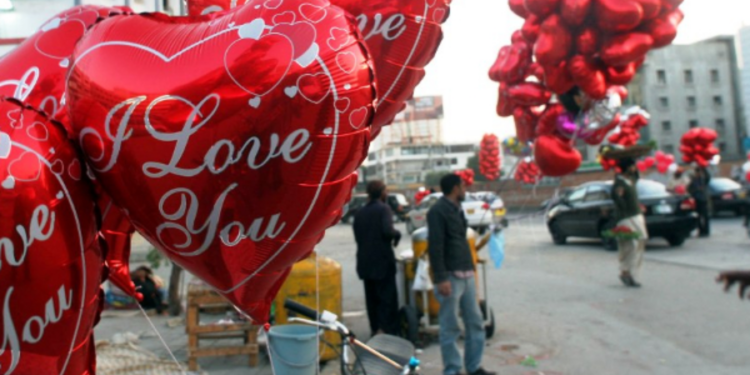 காதலர் தினத்தை கொண்டாட தடை விதிக்கும் நாடுகள்
