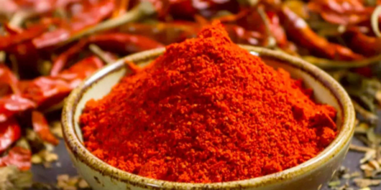 சிறுவனின் கண்ணிற்குள் மிளகாய் பொடி தூவிய கொடூர தாய்