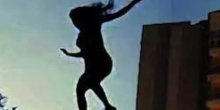 போனில் அடிக்கடி பேசியதால் மகளை மாடியில் இருந்து தள்ளிவிட்ட தந்தை