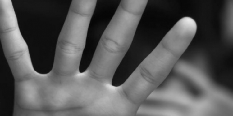 ஆசிரியர் ஒருவரின் தகாத உறவால் பாலியல் துஷ்பிரயோகத்துக்கு உள்ளாக்கபப்ட்ட மாணவி