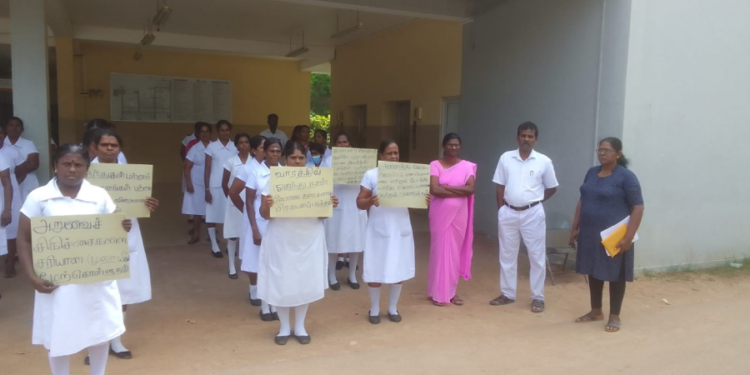 பல கோரிக்கைகளை முன் வைத்து போராட்டத்தில் ஈடுபட்ட சுகாதார ஊழியர்கள்