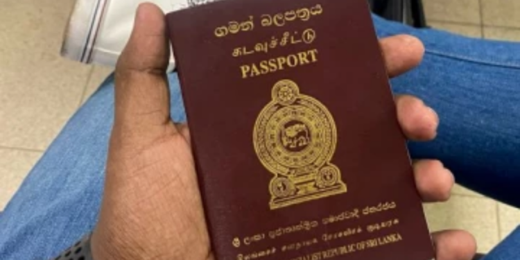 பல கடவுச் சீட்டுக்களை வைத்திருந்த நபர் ஒருவர் கைது