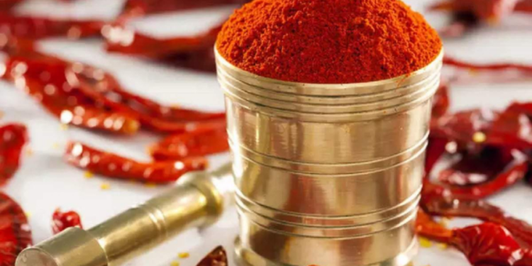 வீடொன்றுக்குள் நுழைந்து வயோதிப பெண்ணின் கண்ணில் மிளகாய் துாளை துாவி கொள்ளை