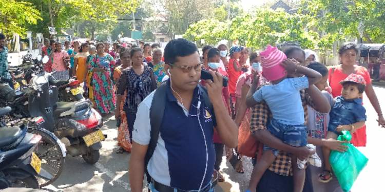 இன்றைய தினம் யாழில் கவனயீர்ப்பு போராட்டத்தில் ஈடுபட்ட மக்கள்