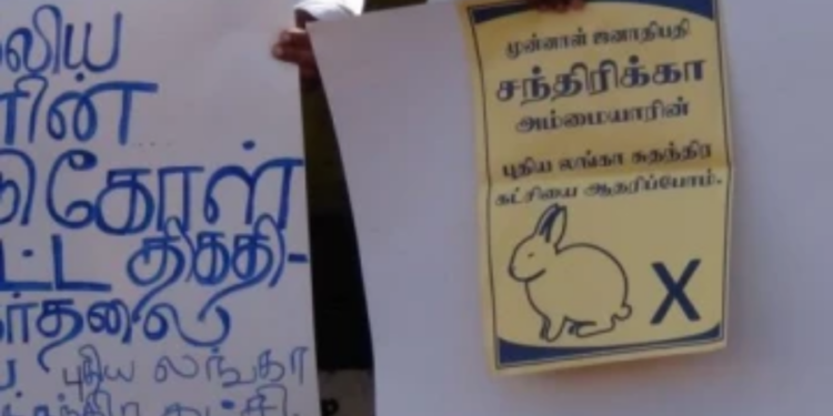 மஸ்கெலியா நகரில் பல்வேறு கோரிக்கைகளை முன் வைத்து போராட்டத்தில் ஈடுபடும் மக்கள்