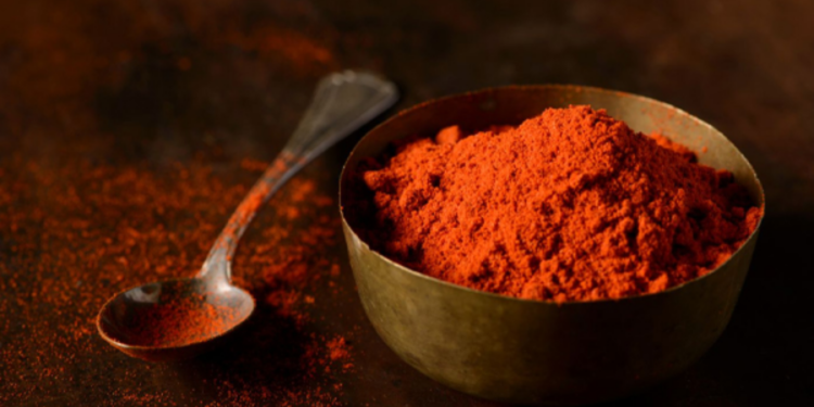 மனைவி மீது மிளகாய் தூள் வீசி கொடுமை செய்ய கணவன்