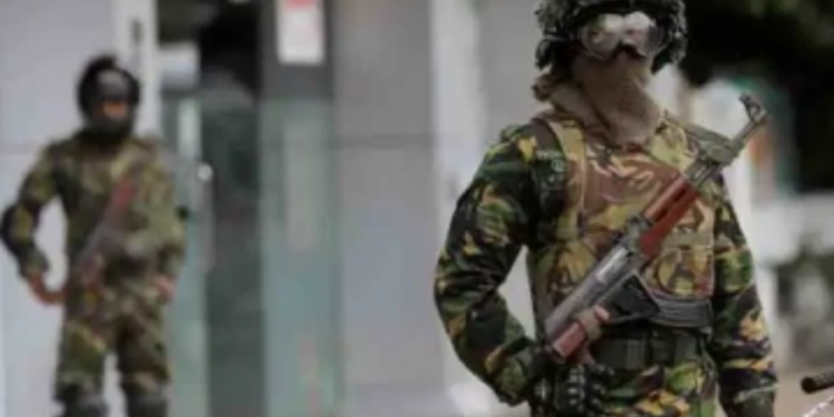 வீதியால் சென்ற பெண்ணின் நகையை பறித்து சென்ற இராணுவத்தினர்