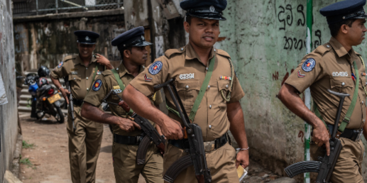 பொலிஸாருக்கும், பொதுமக்களுக்கும் இடையில் மோதல்