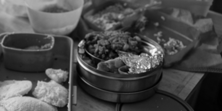 மாணவனுக்கு உணவில் நஞ்சு கலந்து கொடுத்த சக மாணவர்கள்