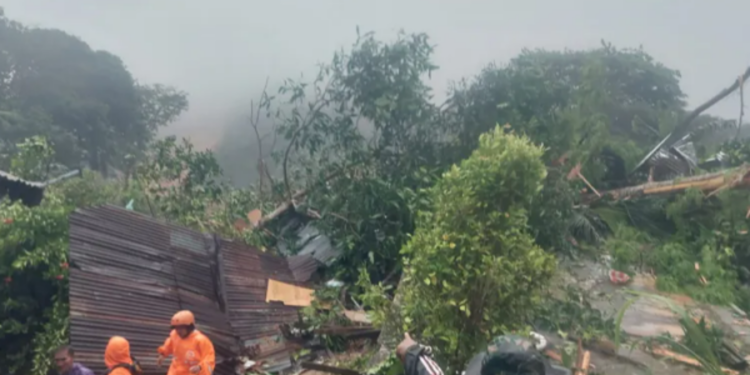 இந்தோனேசியாவில் மண்சரிவில் சிக்கி 11 பேர் உயிரிழப்பு!