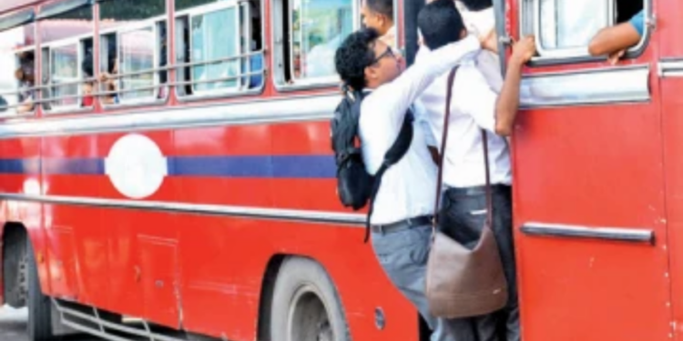 பேருந்தில் கூரிய ஆயுதத்தால் தாக்கப்பட்ட இளைஞன்