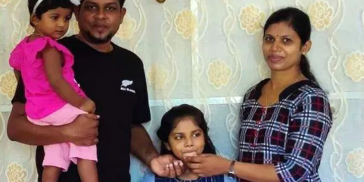 வவுனியாவில் பலரின் கண்ணீருக்கு மத்தியில் விடைபெற்ற குடும்பம்